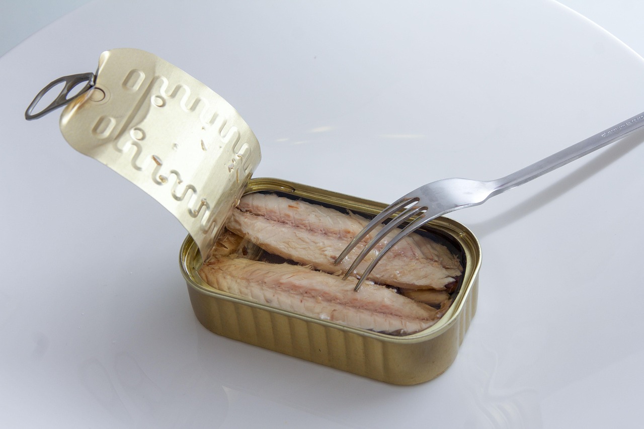 Sgombro in scatola con etichetta informativa su benefici e utilizzo.