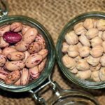 Fagioli cucinati in una ciotola con spezie, rappresentanti il trucco per evitare gonfiore.