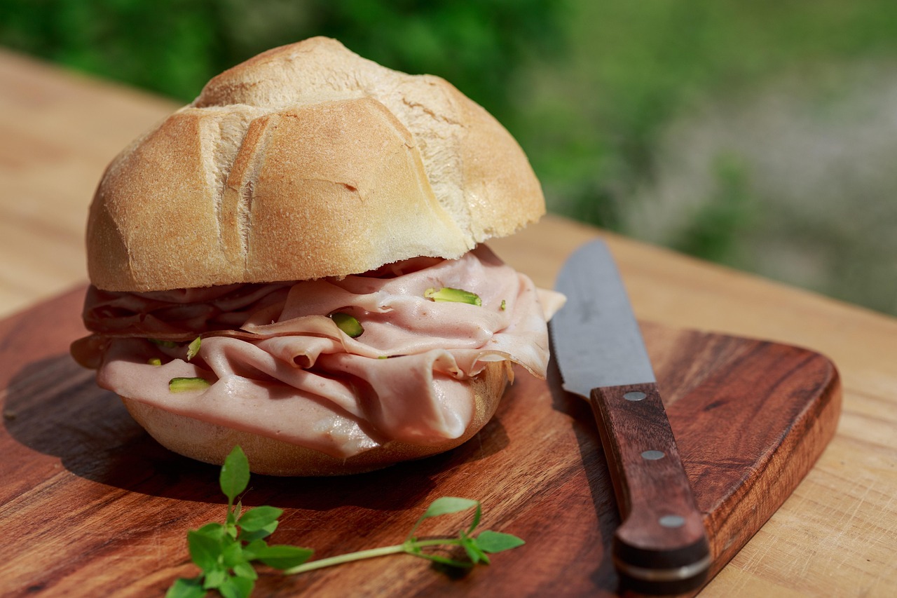 Fette di mortadella su un tagliere con informazioni nutrizionali in sovrimpressione.