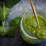 Barattolo di pesto con etichetta di richiamo per rischio salmonella.