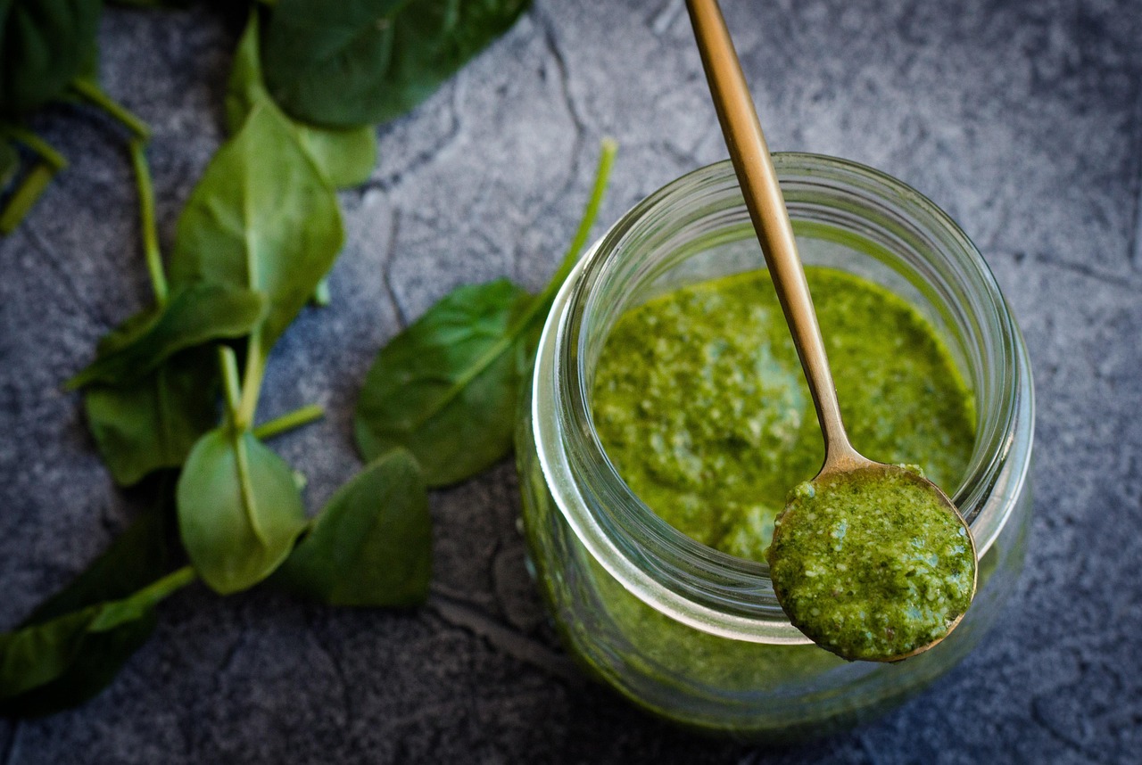 Barattolo di pesto con etichetta di richiamo per rischio salmonella.