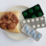 Piatto sano con alimenti per ridurre il colesterolo, come frutta, verdura e cereali integrali.