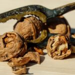 Noci in un piatto, pronte per essere gustate a colazione o cena per massimizzare i benefici.