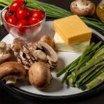 Donna che controlla un integratore di vitamina D mentre prepara un pasto estivo sano.