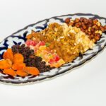 Ciotola di frutta secca assortita su un tavolo, simbolo di uno spuntino sano e bilanciato.