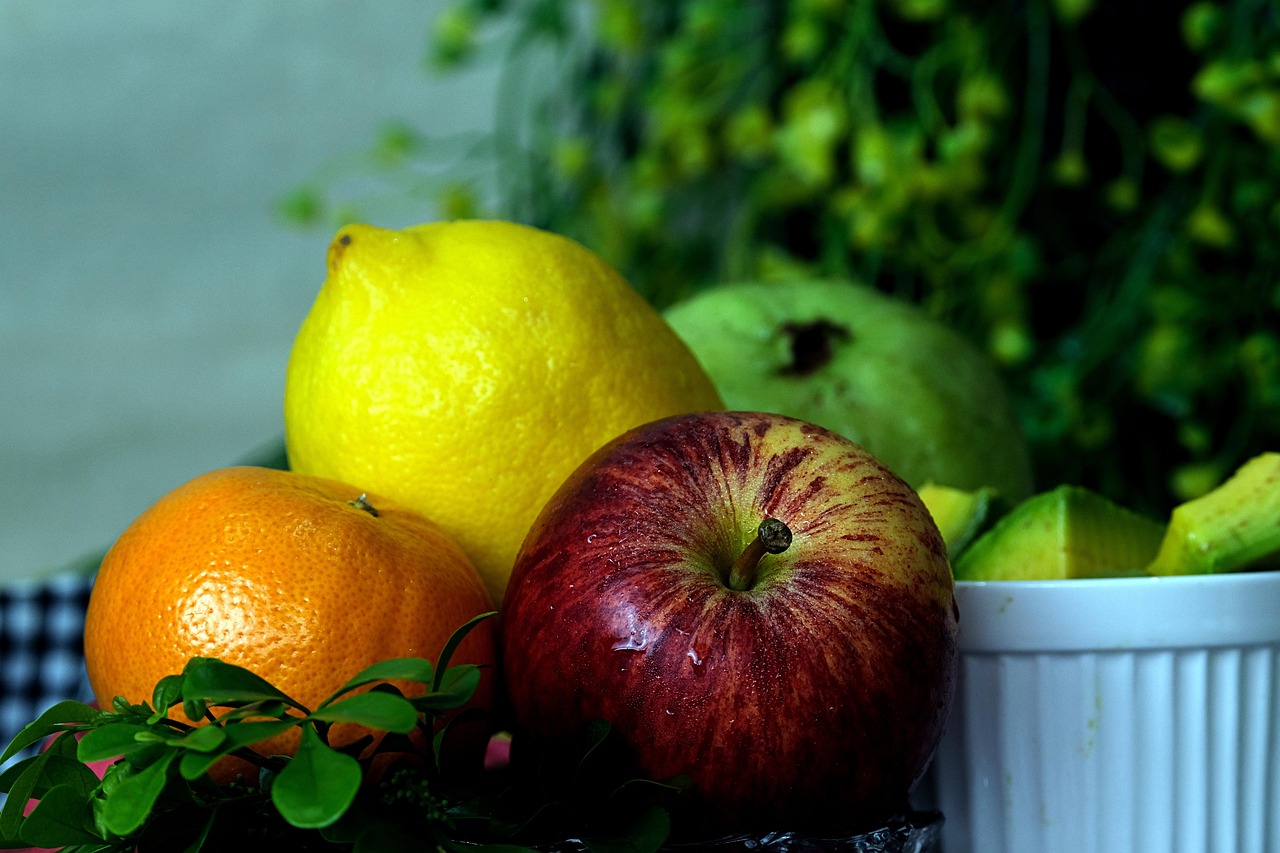 Frutta fresca di stagione per disintossicare il fegato e migliorare la digestione, come agrumi e mele.