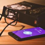 Ascolto di musica rilassante per combattere l'insonnia, con onde sonore e atmosfera serena.