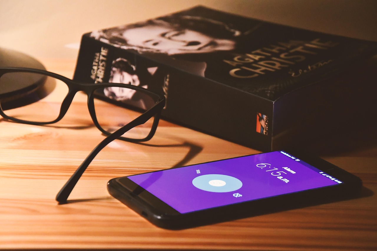 Ascolto di musica rilassante per combattere l'insonnia, con onde sonore e atmosfera serena.