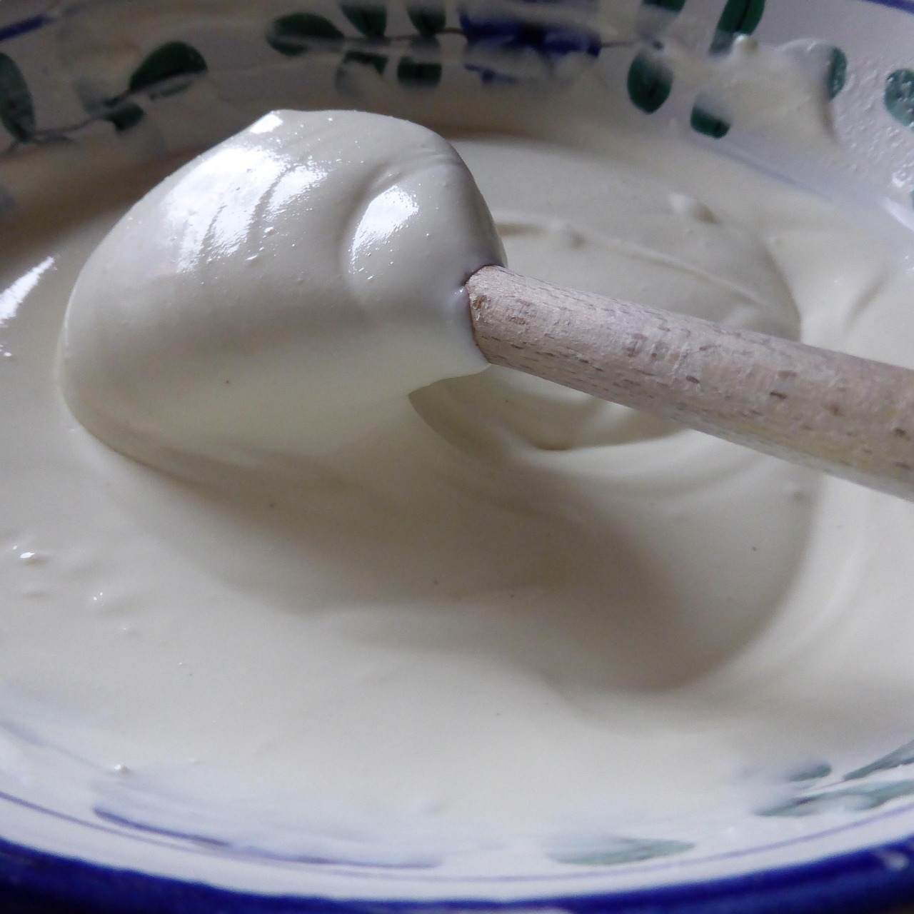 Immagine di una ciotola di crema al mascarpone con una consistenza perfetta e spumosa, pronta per essere servita.