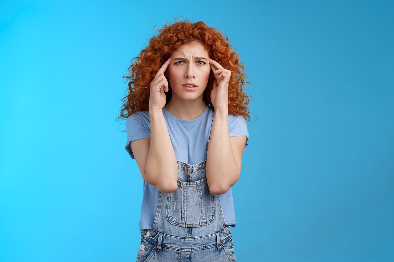 Persona che si sveglia nel letto, con uno smartphone in mano, visibilmente distratta.